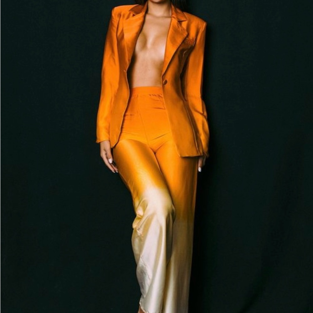 NEW Satin Ombré Blazer Suit Set * The model size Small (0-2) — 5’9/34/25/39